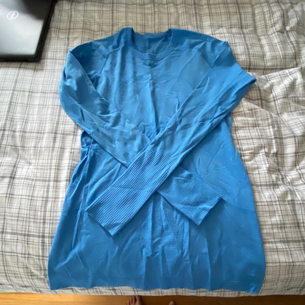 Size 8 swiftly tech long sleeve.